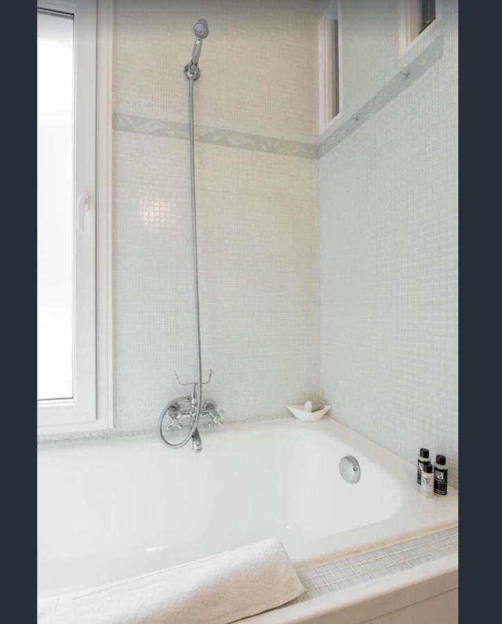 Paris Petit Appartement Lumineux Et Atypique Luaran gambar