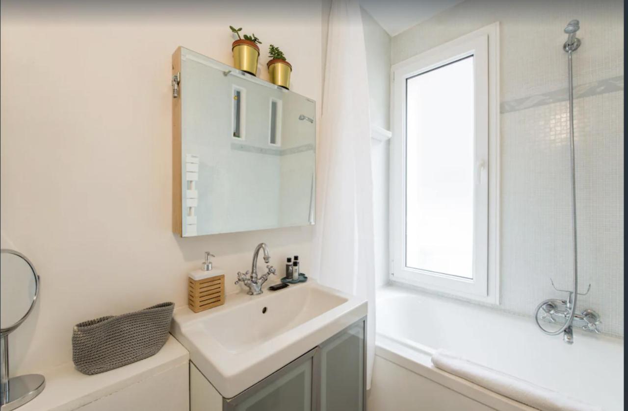 Paris Petit Appartement Lumineux Et Atypique Luaran gambar