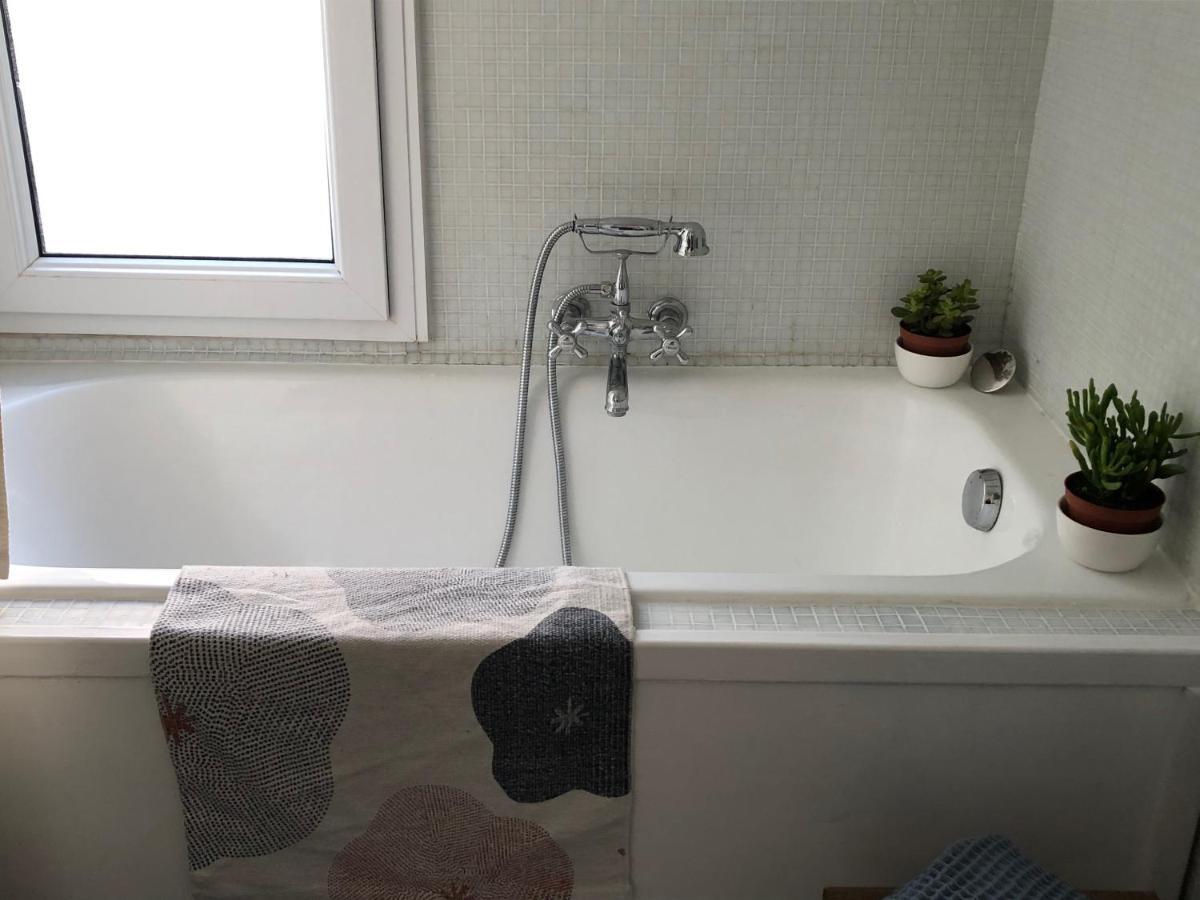 Paris Petit Appartement Lumineux Et Atypique Luaran gambar